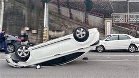 苗栗男「下班恍神」擦撞慘四輪朝天躺路中