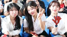 廉世彬(左起)、禹洙漢、河智媛扮成性感OL。（圖／樂天桃猿提供）