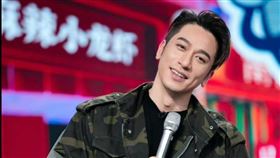 吳卓羲演唱歌曲大走音。（圖／翻攝自微博）