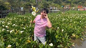 胡瓜到陽明山上採海芋。（圖／《下面一位》提供）