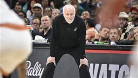 ▲76歲馬刺名帥波波維奇（Gregg Popovich），在餐廳用餐昏倒送醫。（圖／美聯社／達志影像）
