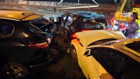 國道1號北向244.7公里、雲林斗南路段，7車連環撞釀1死3傷，肇事原因曝，駕駛「啟動自動駕駛輔助」(圖／翻攝畫面)