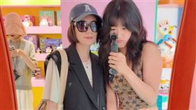 梧桐妹（右）與親媽賈靜雯（左）一起逛街。（圖／翻攝自梧桐妹IG）