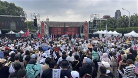 ▲凱道反共大遊行開始前現場聚集民眾。（圖／記者蘇晏男攝影）