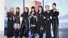 ▲HANA成員MAHINA（左起）、YURI、CHIKA、NAOKO、KOHARU、JISOO、MOMOKA來台，比出花朵的手勢拍照。（圖／記者趙于瑩攝影）