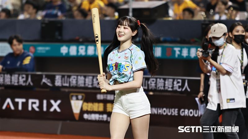 PS女孩邊荷律和蠟筆小新一起開球。（圖／記者劉彥池攝影）