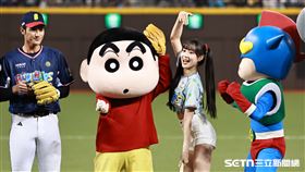 ▲PS女孩邊荷律和蠟筆小新開球。（圖／記者劉彥池攝影）