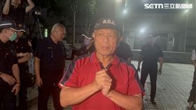 徐尚賢父親現身地檢署外頭，要求無保放人。（圖／翻攝畫面）