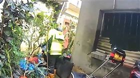 連男準備送醫。（圖／翻攝畫面）