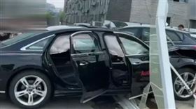 男子試駕奧迪結果撞毀3台車。（圖／翻攝自網易新聞）