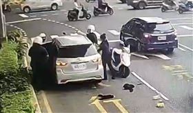 轎車「塞滿男女」遭警包圍！1女2男完蛋了
