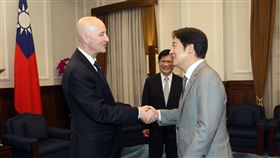 賴總統接見美國跨黨派參議員（1）美國聯邦參議院外交委員會「亞太」小組主席芮基茲（Pete Ricketts，另譯：瑞克茲）（左）率跨黨派參議員訪問團於16日至19日訪問台灣，總統賴清德（右）18日在總統府接見訪團團員。中央社記者郭日曉攝 114年4月18日