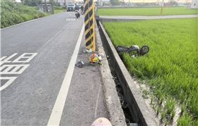 買麵「機車倒栽蔥插田」彰化姨甥1死1命危(圖/翻攝畫面)