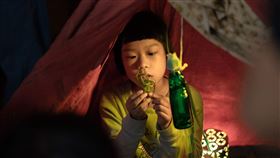 童星斯拉詮釋公視學生劇展《彈珠汽水女孩》劇中將彈珠汽水瓶當作好友的小女孩「芊芊」。（圖／公視提供）