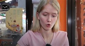 ▲捷克女生Hana來台灣後，第一次體驗吃桶仔雞。（圖／翻攝自不要鬧工作室YouTube頻道）