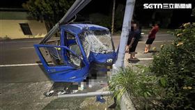 貨車自撞路邊電線桿，車頭V型凹陷。（圖／翻攝畫面）