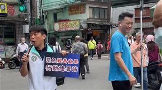 市場口釘孤枝！藍綠基隆同框大對決畫面曝