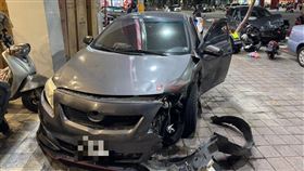 台中恐怖連環撞！轎車暴衝進人行道撞5人。有碼