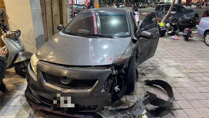 台中恐怖連環撞！轎車暴衝進人行道撞5人