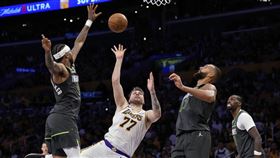 ▲湖人東契奇（Luka Doncic）、首節就獨攬16分最後還轟下全場最高的37分。（圖／美聯社／達志影像）