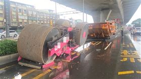 壓路機翻覆現場情形。（圖／翻攝畫面）