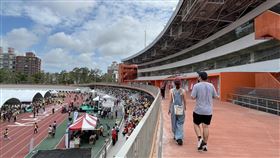 中正體育場改造完成  化身全民運動場高雄市中正體育場歷經3年時間改造，轉身為全民的運動場，市府定位為「苓雅運動園區 Kaohsiung Highline Park」，開放的空間沒有圍牆、仰望藍天，並結合周圍各項運動的多樣設施。中央社記者林巧璉攝  113年4月19日