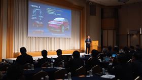 鴻海代工三菱電動車  在台量產進展有譜鴻海擴展電動車事業，供應鏈人士20日透露，鴻海為日本三菱汽車代工的新電動車款，初期將在裕隆苗栗三義廠小量生產，未來規劃進軍日本和台灣市場。圖為9日鴻海於日本東京舉辦EV（電動車）戰略說明會現場。 （鴻海提供） 中央社記者鍾榮峰傳真  114年4月20日