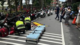 消防救護員到場準備將黃男送醫。（圖／翻攝畫面）