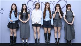 ▲NMIXX來台開唱前Haewon（左起）、Kyujin、Bae、Sullyoon、Jiwoo、Lily接受媒體訪問。（圖／記者鄭孟晃攝影）