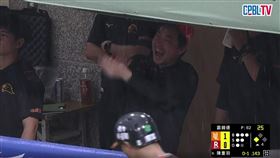 ▲裁判宣布因雨暫停，統一獅總教練林岳平「拍手大笑」。（圖／翻攝自CPBLTV）