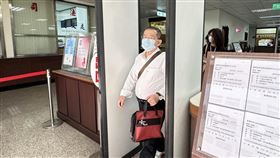 前調查官郭詩晃被控貪污案出庭前調查官郭詩晃（前）涉貪污收賄案，一、二審均判刑12年，上訴三審中。郭男日前出庭指出，盼能解禁，有出國放鬆機會。中央社記者劉世怡攝  114年4月20日