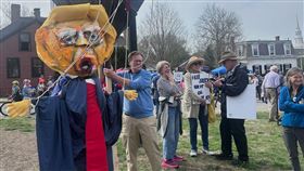 美國各地爆發反川普遊行，民眾街頭表達對川普的不滿。（圖／美聯社／達志影像）