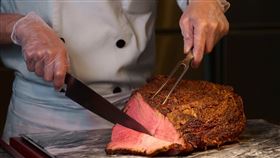 嚴選美國SRF黑標等級「現切爐烤極黑和牛背肩」，經低溫熟成、高溫炙烤，保留內裡粉嫩多汁的理想熟度。（圖／飯店旅宿業者提供）