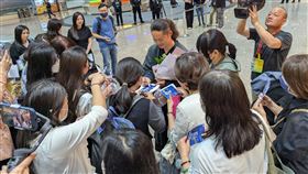 ▲佐藤和哉為接機粉絲簽名。（圖／弗利斯特提供）