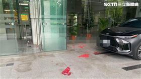 ▲北市婦人朝交通部門口丟擲鞭炮，還波及一旁的公務車。（圖／民眾提供）