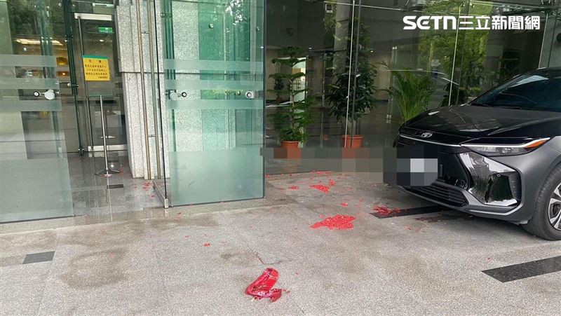 新／北市婦突闖交通部　朝正門口丟擲鞭炮