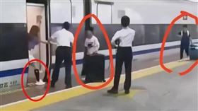 大陸高鐵深圳北站近日發生一起「女子伸腳攔高鐵」事件，引起大眾關注。（圖／翻攝自微博）
