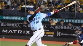 ▲高國麟被江坤宇騙到離壘。（圖／富邦悍將提供） 