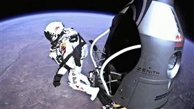 奧地利極限跳傘運動員菲利克斯從平流層跳下，成為史上第一個肉身超音速墜落的人。（圖／翻攝Red Bull官網）