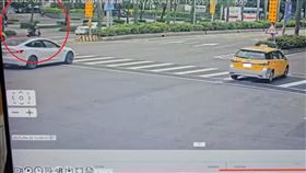 北市交通部門口遭人丟擲鞭炮，監視器畫面曝光。（圖／翻攝畫面）