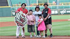 ▲味全龍陳子豪在澄清湖球場完成千安里程碑。（圖／味全龍提供）