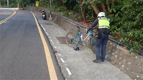 謝男騎單車行經中山大學校區，不明原因自摔昏迷送醫。（圖／翻攝畫面）