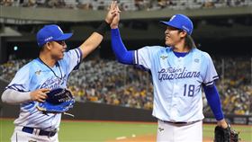 ▲富邦悍將黃保羅（右）。（圖／富邦悍將提供）