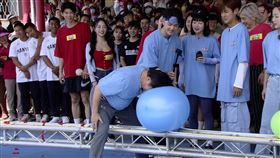 胡瓜頭撞氣球（圖／民視提供）