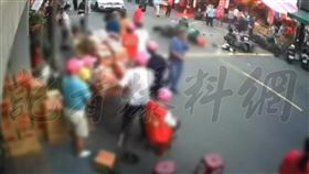 高雄市三民區鼎山街，發生一起連環追撞車禍釀4人受傷。（圖／翻攝記者爆料網）　