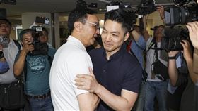 朱立倫、蔣萬安出席「戰獨裁 站出來」說明會國民黨主席朱立倫（前左）與台北市長蔣萬安（前右）20日在台北一同出席「戰獨裁 站出來」政策說明會，兩人擁抱握手，互相加油打氣。中央社記者鄭清元攝  114年4月20日