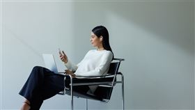 WF-C710N採用雙重噪訊感應器技術，全面升級降噪效果帶來更沉浸的聆聽體驗。