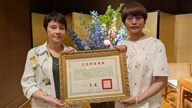 文化部藝術發展司長周雅菁（左）頒贈文化部旌揚狀，由黃志超夫人吳秋麗代表受贈。（圖／文化部）