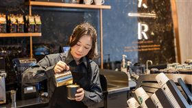 提供典藏咖啡豆和限定飲品，走進摩登典藏吧檯門市，在手沖之間、香氣之中，體驗咖啡的每一層風味。（圖／品牌業者提供）