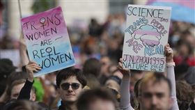 英最高院裁決女性法律定義　群眾上街高舉「跨性別權利是人權」等標語。（圖／美聯社／達志影像）